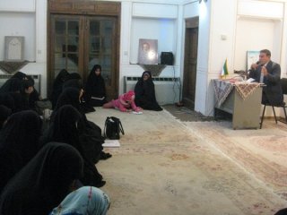 نشست سیاسی با موضوع تحلیل مسائل روز در مدرسه زهرای مرضیه سلام الله علیها