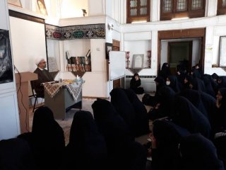 برگزاری نشستی با عنوان گلبرگ زندگی با حضور حجت الاسلام و المسلمین حاج آقا دهنوی در حوزه علمیه زهرای مرضیه سلام الله علیها
