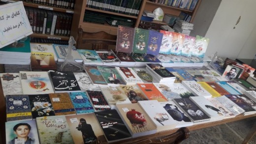 برپایی نمایشگاه در هفته کتاب و کتابخوانی در مدرسه زهرای مرضیه سلام الله علیها